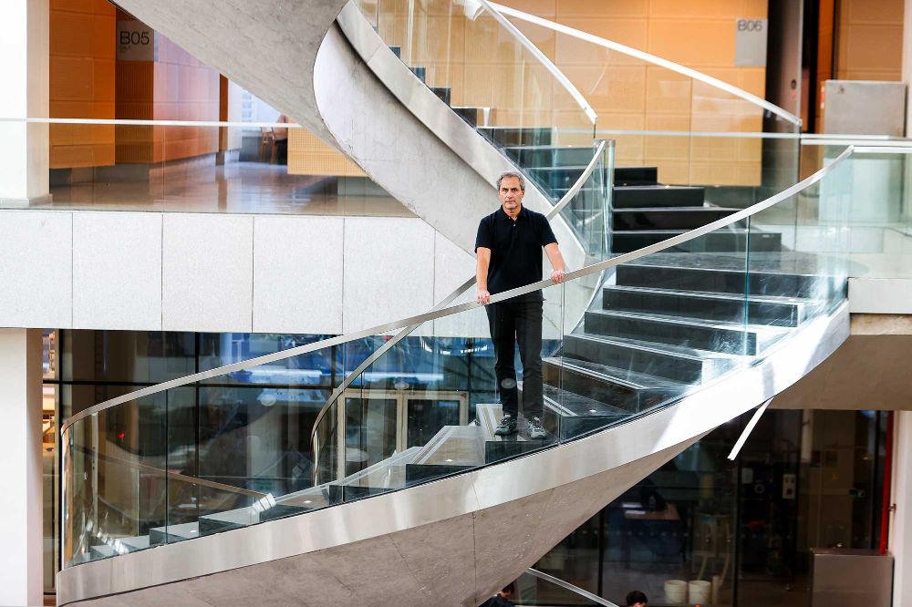 "que como institución tenemos que preocuparnos de la dimensión humana de la investigación", señala el especialista.